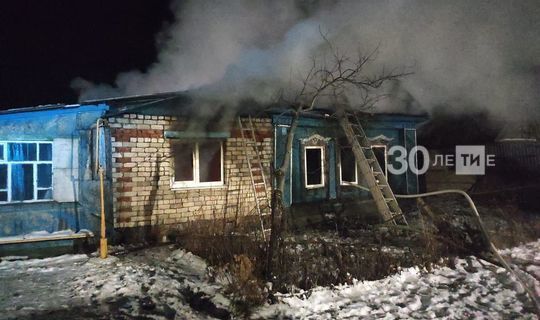 Две женщины и мужчина погибли в сгоревшем частном доме в Татарстане