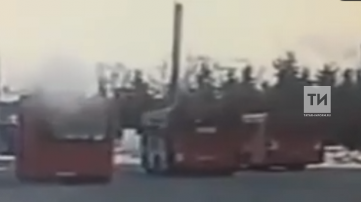 Появилось видео, на котором запечатлен момент ДТП с тремя казанскими автобусами