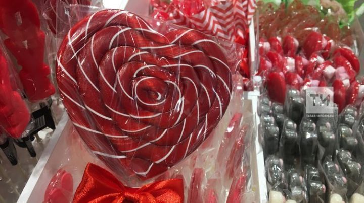 Мишки из цветов, розы в пленке и букеты из шоколадок: удачные и неудачные подарки для девушки
