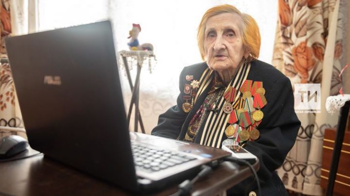«Смотрит фото со встреч клуба «Боевые подруги»: ветеран войны из Казани в 95 лет освоила интернет