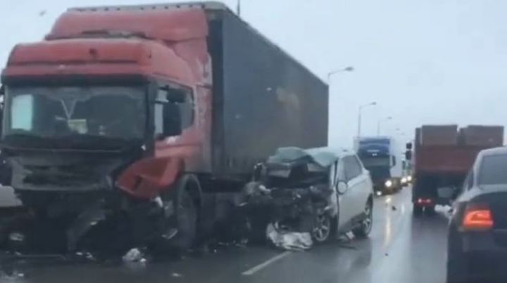 Внедорожник влетел в фуру на трассе М7 в Татарстане, водитель и пассажирка погибли