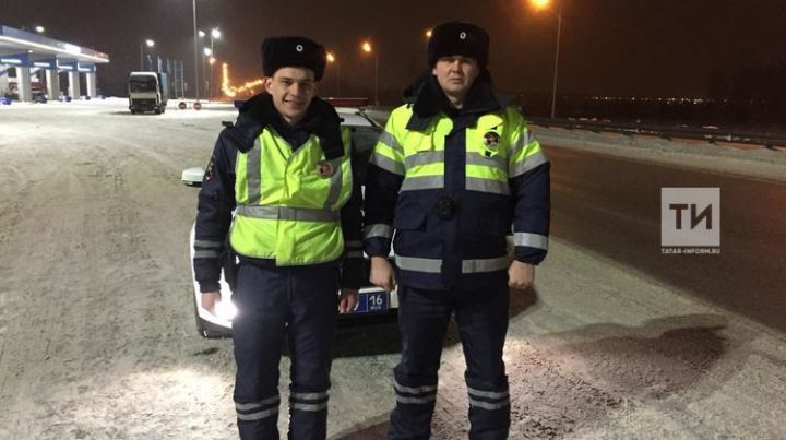 Инспекторы ДПС помогли автоледи из Казани заменить лопнувшее колесо автомобиля