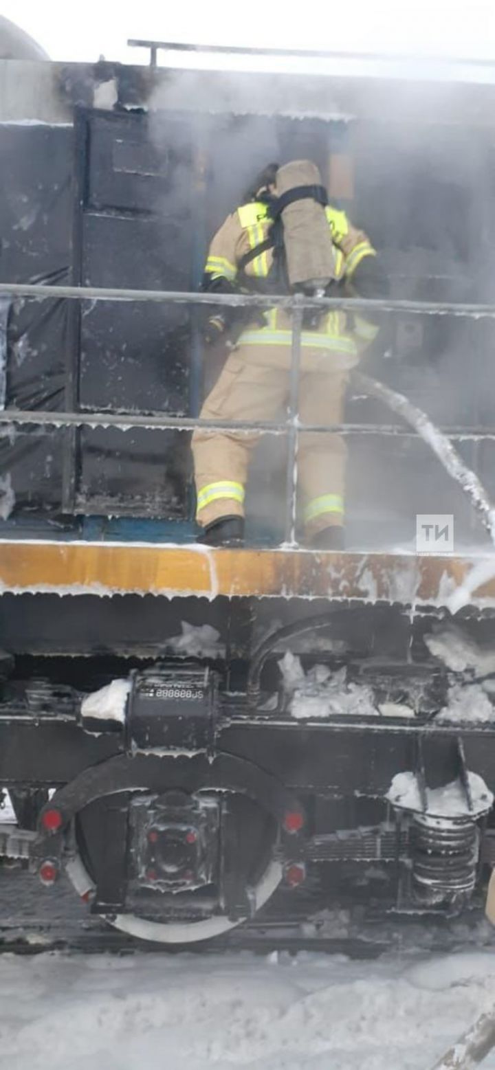 Пожарные потушили пожар в тепловозе, пока он не перекинулся на другие вагоны