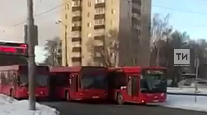 На видео сняли, как три казанских автобуса столкнулись и перекрыли дорогу