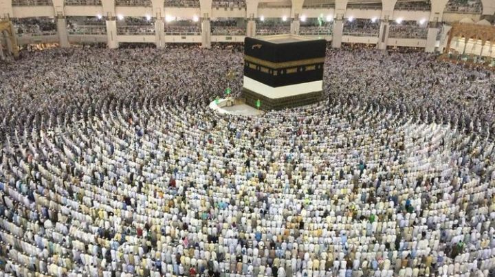 Из-за коронавируса Запретную мечеть в Мекке ежедневно дезинфицируют 450 работников