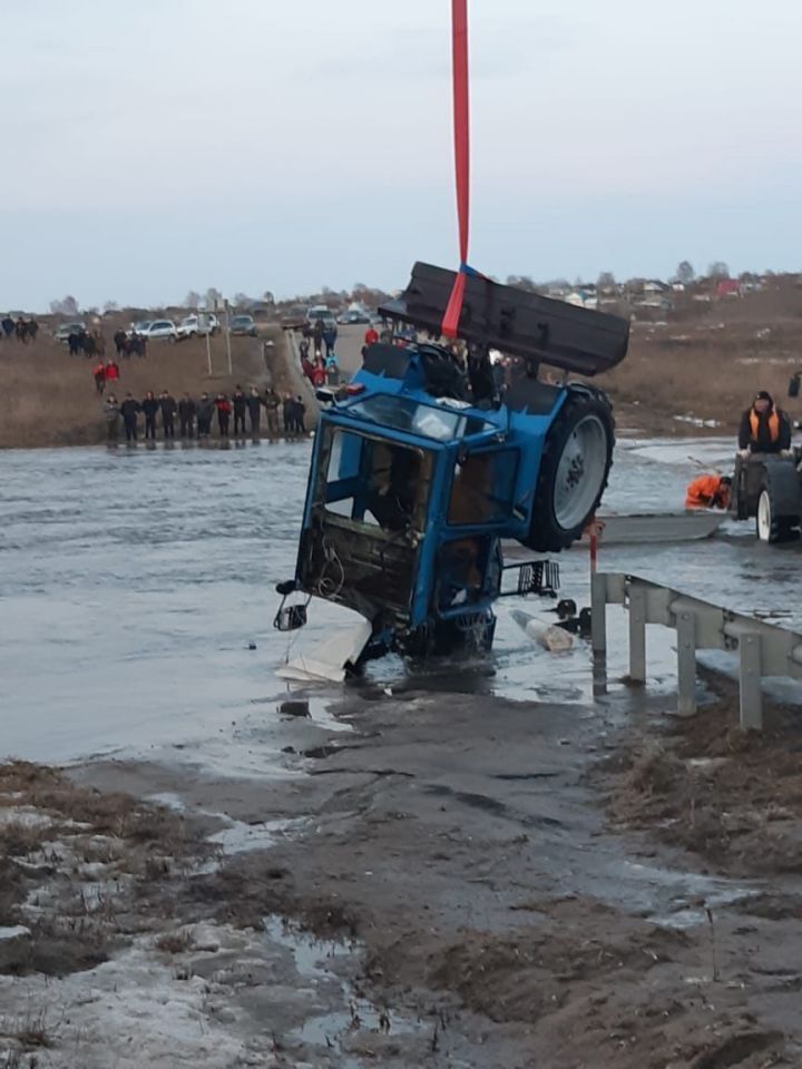 Появилось видео момента падения трактора в воду с моста в Буинском районе РТ
