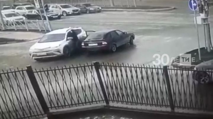 На видео попало начало дорожного конфликта со стрельбой у мечети в Казани