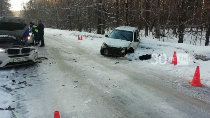 Автоледи на «БМВ» сломала руку при лобовом столкновении с «Ладой» в Татарстане