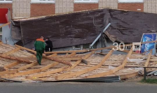 Сильный ветер сорвал крышу со здания в центре Кукмора