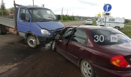 В Татарстане пьяный водитель влетел на легковушке в стоящую «ГАЗель»