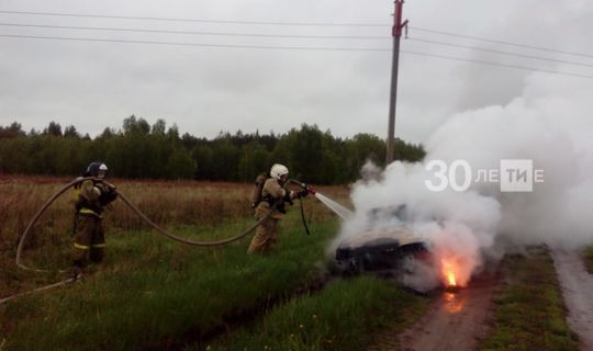 На проселочной дороге в Татарстане сгорела легковушка, водитель сбежал