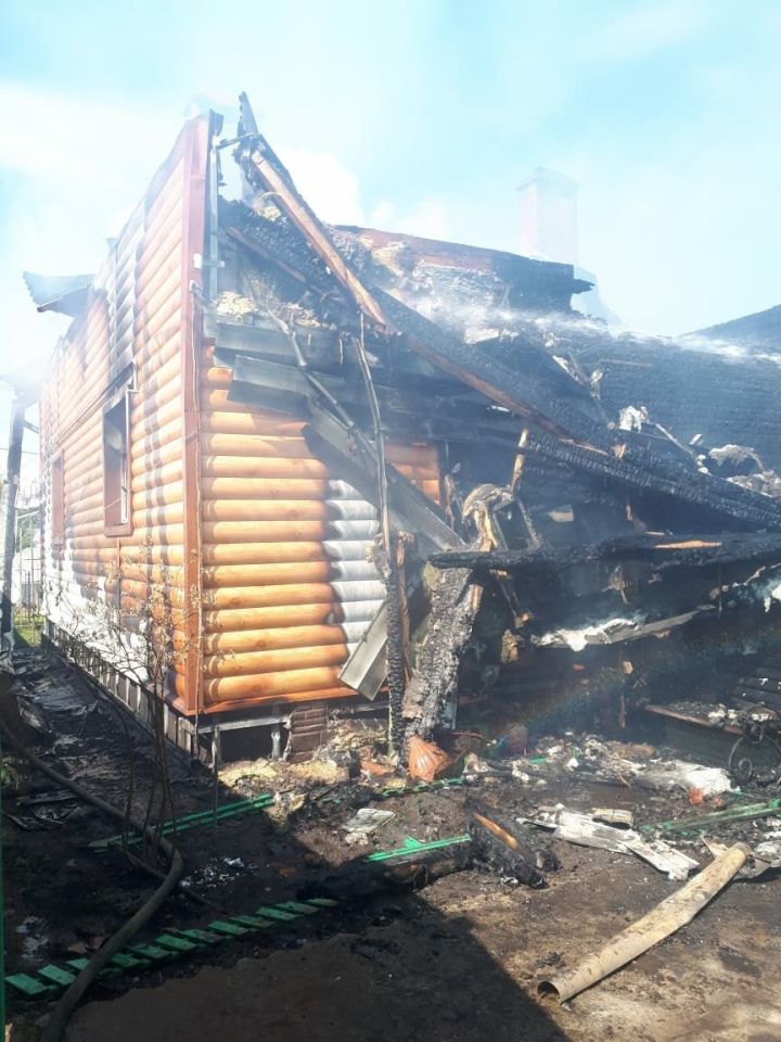 В селе Пановка сегодня сгорел двухэтажный дом