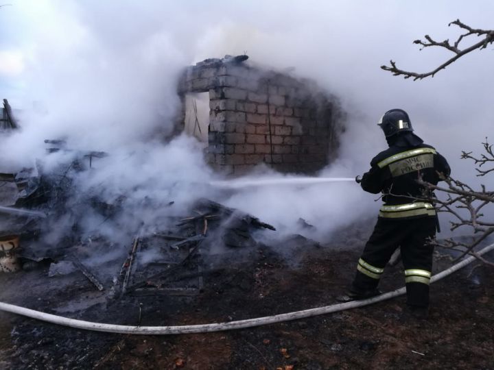 В Высокогорском районе полностью сгорели садовый дом, баня и склад
