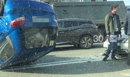 Иномарка перевернулась на крышу после ДТП с другим авто в Казани, водитель в больнице