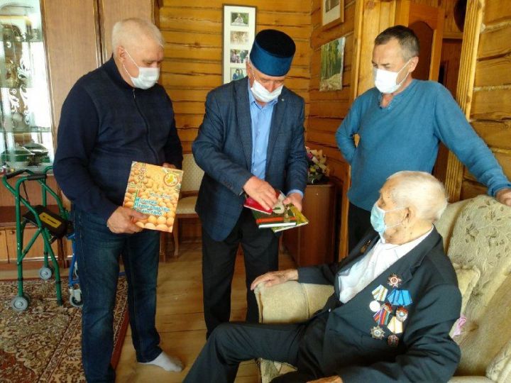 Первого секретаря Высокогорского райкома КПСС поздравили с Днём Победы