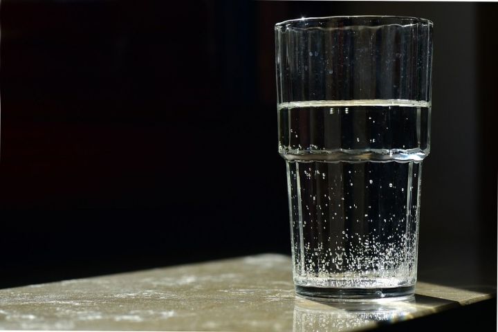 Почему нельзя пить воду, оставленную в стакане на ночь