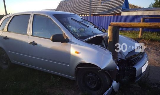 В Татарстане пьяный водитель легковушки врезался в ограждение газовой трубы