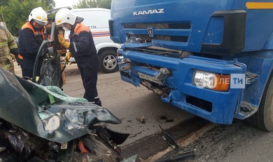 Водитель и пассажир легковушки погибли в столкновении с грузовиком в Челнах