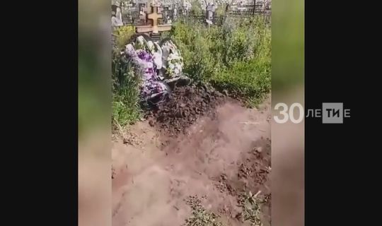 Прокуратура Челнов проверит, почему на местном кладбище по могилам ездят машины