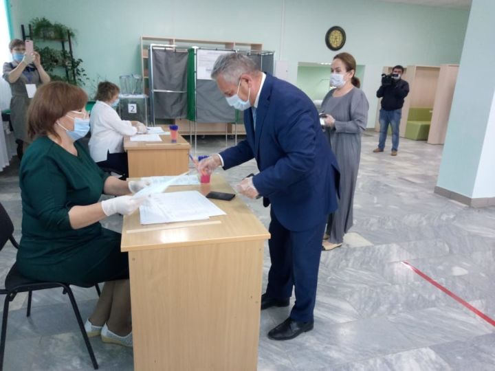 Глава Высокогорского района Рустам Калимуллин проголосовал за поправки к Конституции