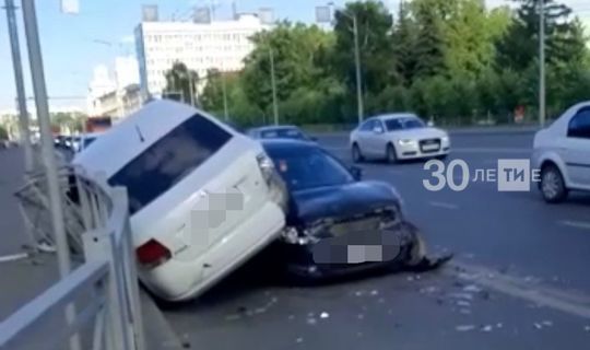 В Казани сняли на видео, как иномарка на встречке заехала на крышу другого авто