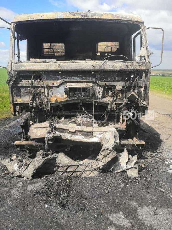Грузовик с удобрениями сгорел на трассе в Татарстане