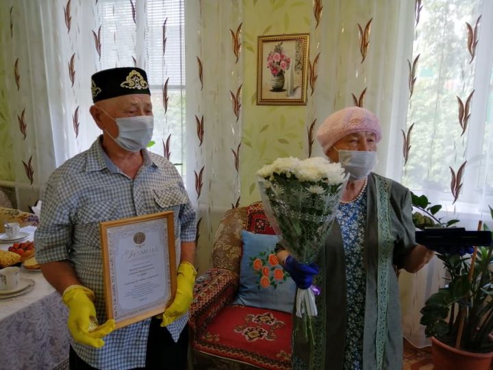В день голосования супругам  Галеевым  вручили медаль