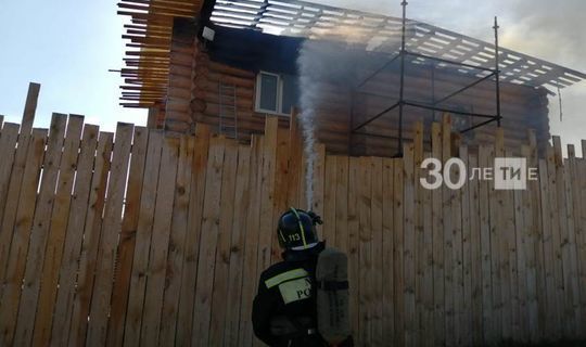 В Высокогорском районе у многодетной семьи сгорел недостроенный дом