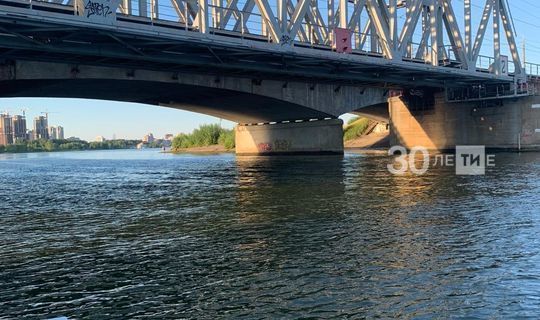 В Казани мужчина прыгнул с двумя приятелями с ж/д моста в реку и не смог выплыть