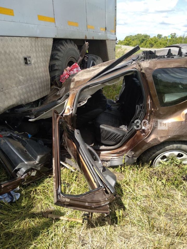 На трассе в Татарстане иномарка залетела под грузовик, водитель и пассажир живы