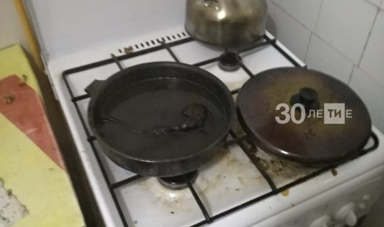 В Казани мужчина едва не погиб, забыв на включенной плите сковородку с едой