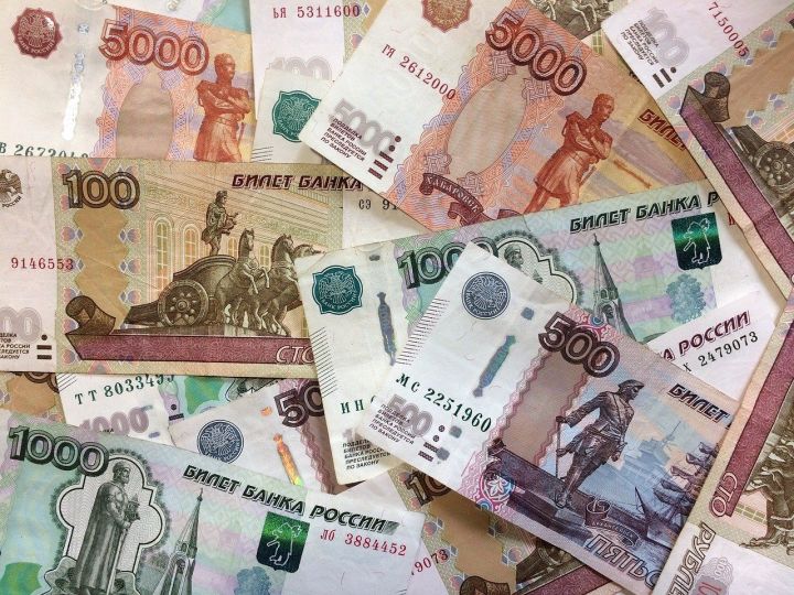 Доллар — выше 73, евро — дороже 86: почему падает рубль