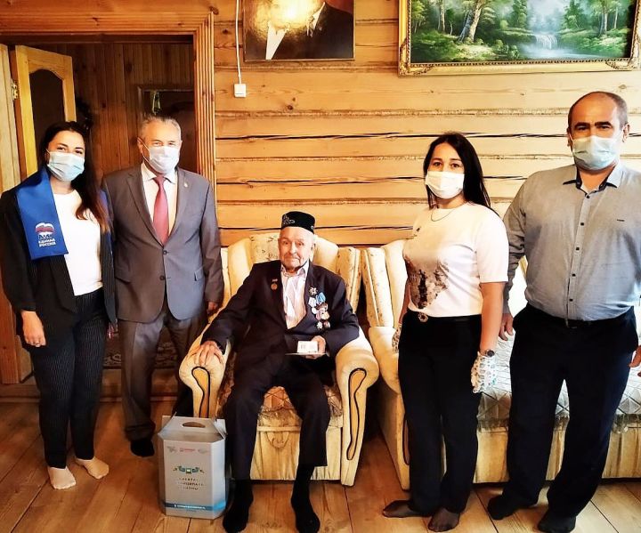 Глава Высокогорского района поздравил с 93-летием Муртазина Абдрахима Муртазиновича
