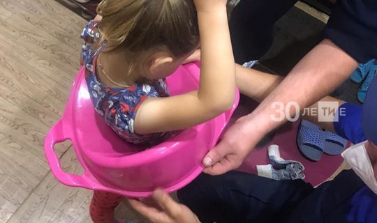 В Казани помогли малышке, которая застряла в сиденье для унитаза
