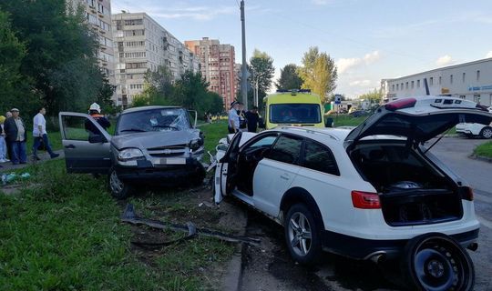 Три девушки пострадали при лобовом столкновении «Ауди» и «Нивы» в Казани
