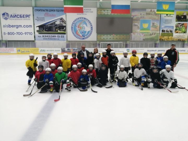 Юные хоккеисты Высокогорского района к началу учебного года получили особенные подарки