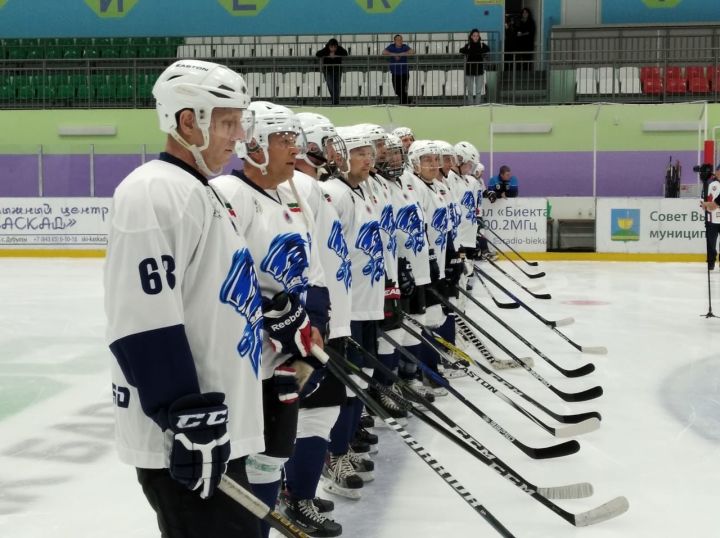 В Ледовом дворце прошла церемония открытия Всероссийского турнира ночной хоккейной лиги 40+