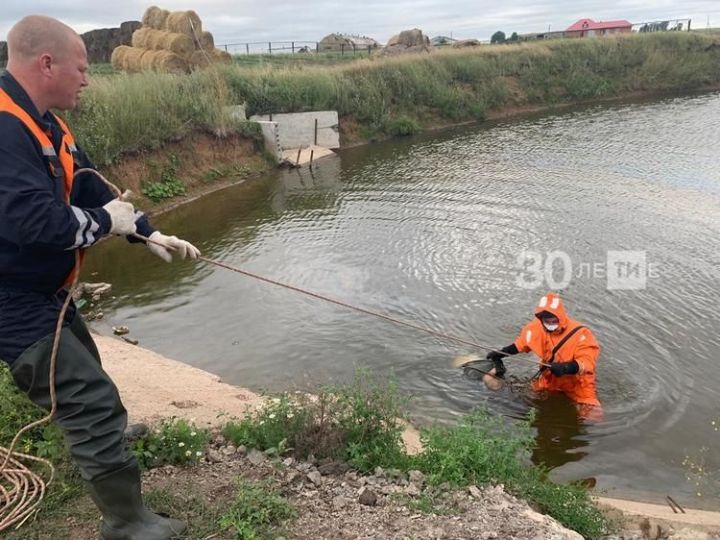 В Татарстане тракторист утонул, скатившись в реку на тракторе