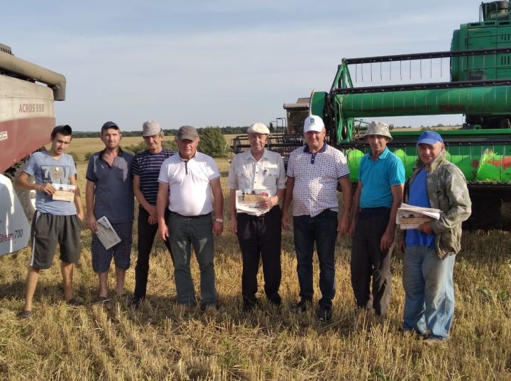 Начальник управления сельского хозяйства Рахимзян Каримов наградил передовиков хозяйств района