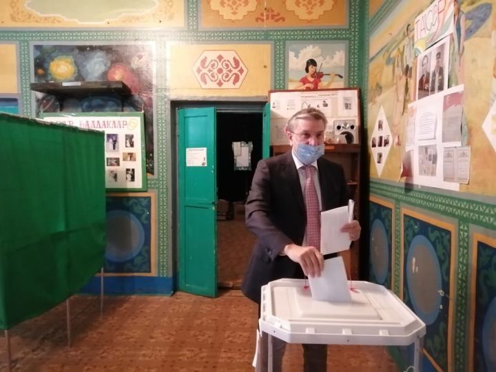 Депутат Госдумы от РТ Айрат Фаррахов проголосовал в деревне Альдермыш