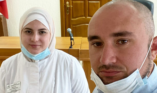 В Омске студенткам медицинского колледжа разрешили носить белые платки