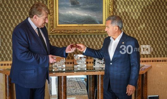 Глава Центризбиркома РТ вручил Минниханову удостоверение Президента Татарстана