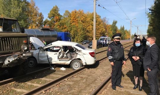 В Нижнекамске легковушка столкнулась с грузовиком, мать и маленький сын погибли
