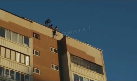 Прокуратура РТ проверяет видео с подростком, которого приятели свесили с крыши
