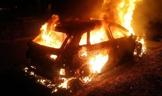 В Челнах во дворе дома сгорела «Ауди», рядом оплавились еще три авто