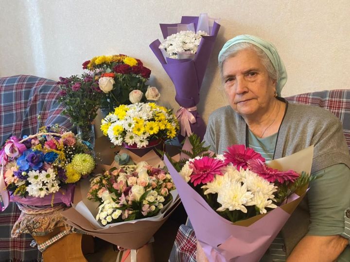 Легендарному преподавателю Высокогорского района Флюре Афанасьевой исполнилось 75 лет
