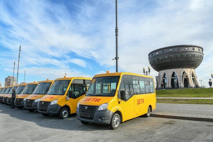 Восемь школьных автобусов сегодня Президент Татарстана подарил Высокогорскому району