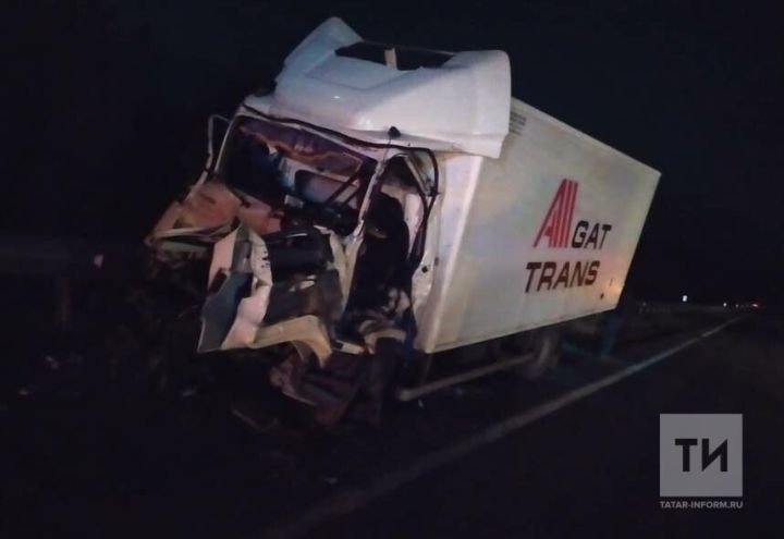 После лобового столкновения двух грузовиков в РТ один из водителей скрылся с места аварии