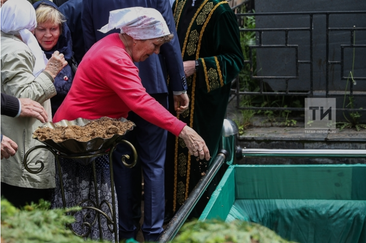 Ковидные похороны в Казани: дезинфекция тел, специальные ящики и обычная работа моргов