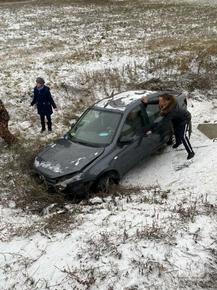 С трассы в Татарстане легковушка вылетела в кювет, водитель авто с травмами в больнице